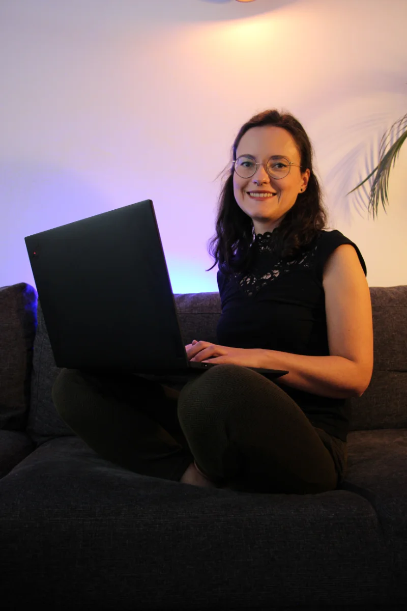 Vero mit Laptop auf dem Schoß