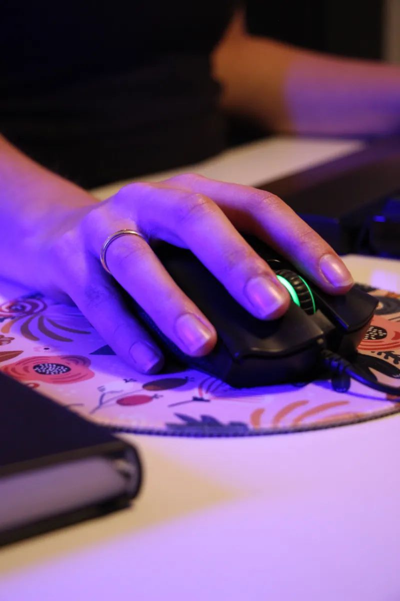 Veros Hand auf Computermaus