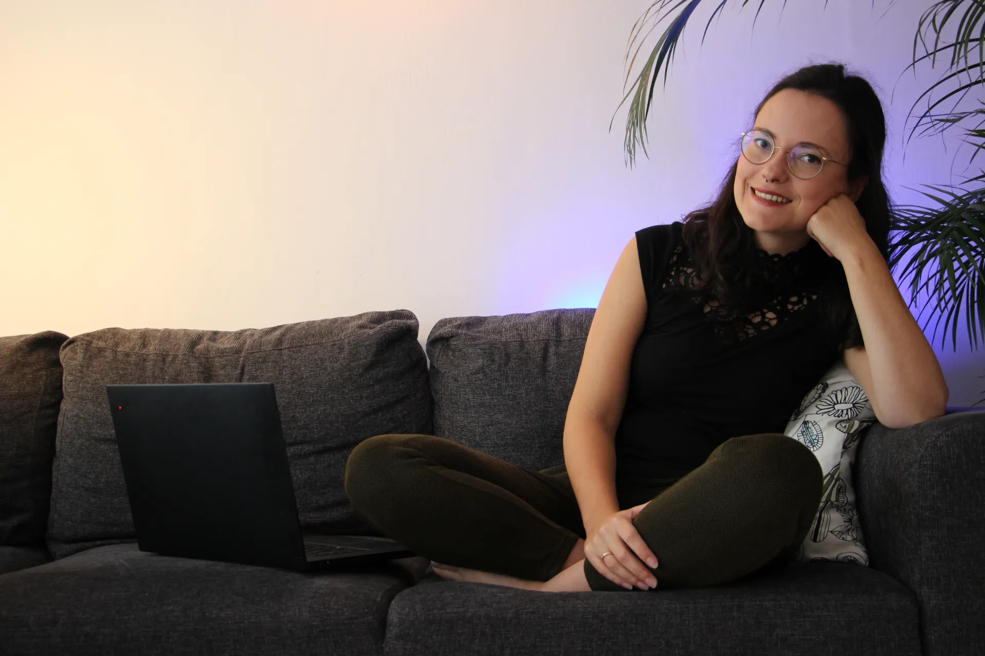 Vero lächelt, das Gesicht auf die Hand gestützt